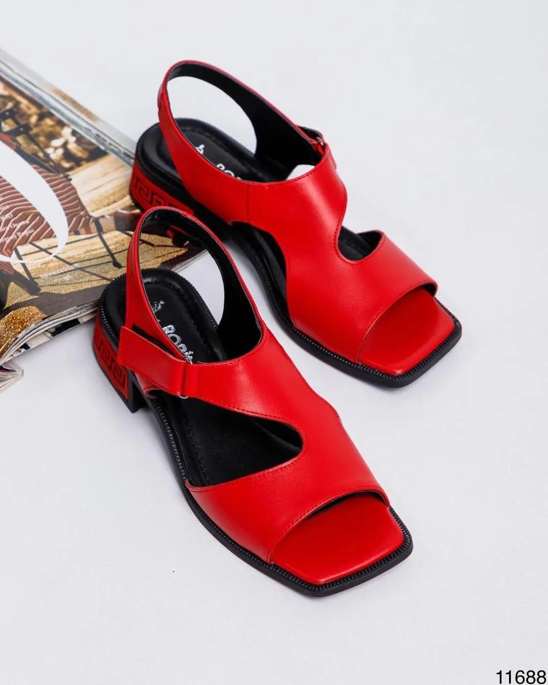 Chic casual leather sandals